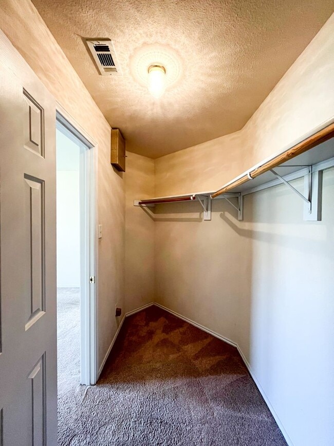 Building Photo - Available Now Beautiful 1 story, 4 bedroom, 2 bath, 2 car garage home with fire place, garage doo...