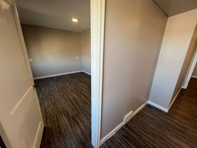 Building Photo - 2 Bedroom 1 Bath Private Apartment Above B...