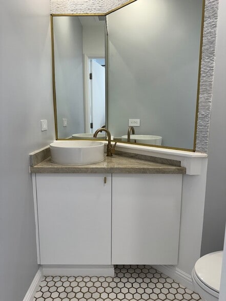 powder room - 725 Kapiolani Blvd