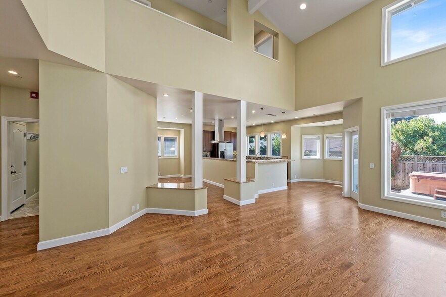 Family Room - 430 3rd Ave