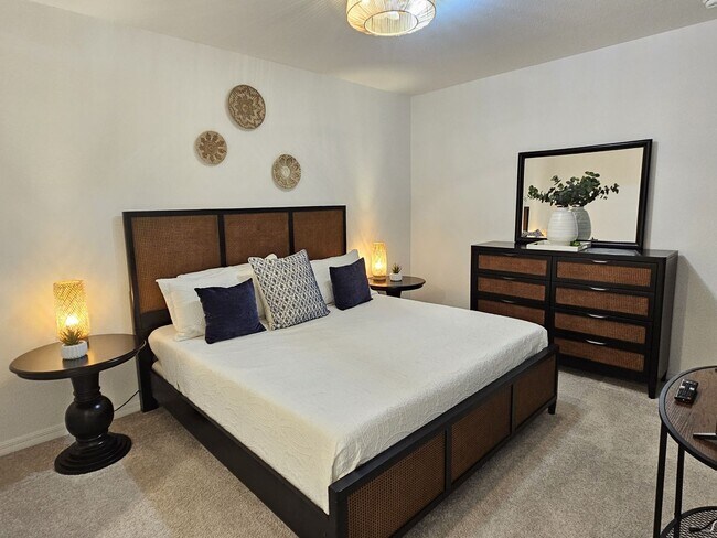Building Photo - Annual UNFURNISHED or FURNISHED for your convenience: 2 Bedroom 2 Bathroom 2nd Floor Elevator acc...