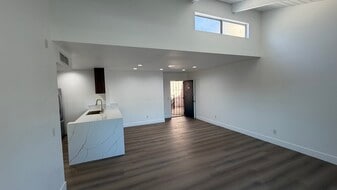 Building Photo - 10331 Lindley Ave
