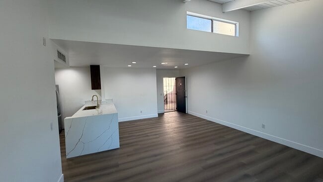 Building Photo - 10331 Lindley Ave