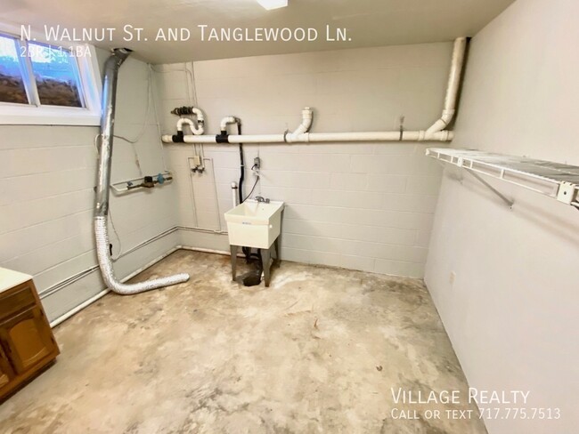 Building Photo - Spacious END-UNIT 3-BR Townhome in Dallast...