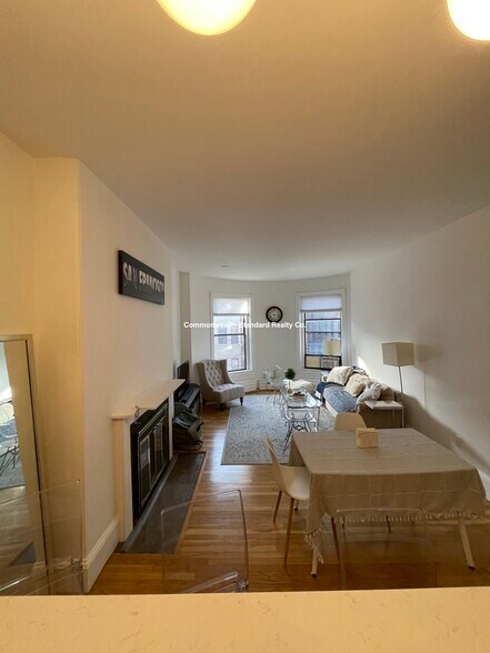 Building Photo - 922 Beacon St