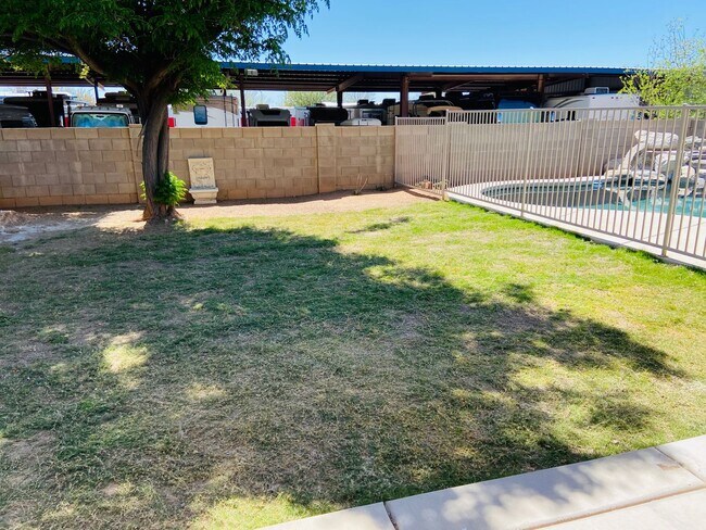 Building Photo - 5 bedroom 3 bath Remolded home Ready to move in!