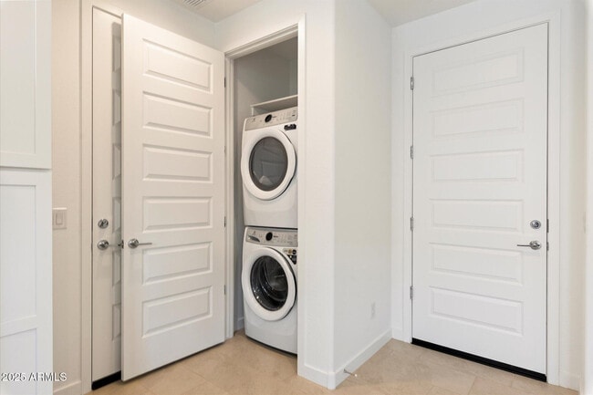 Building Photo - 16677 W Charlotte Dr