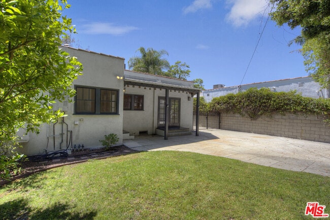 Building Photo - 448 Westmount Dr