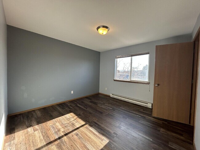 Building Photo - 2 Bed / 1 Bath Upstairs Condo with Garage. Convenient location