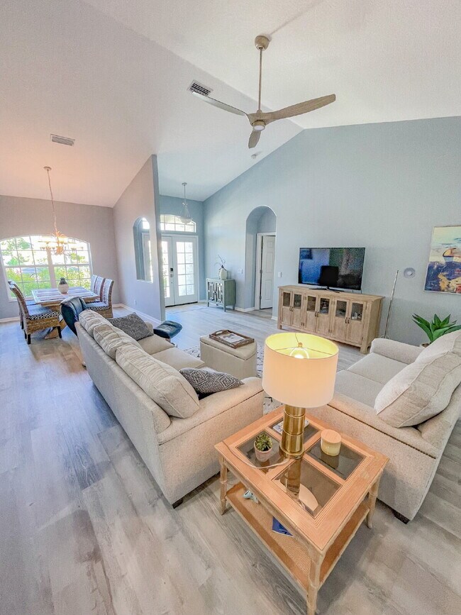 Building Photo - Close to beaches and downtown!