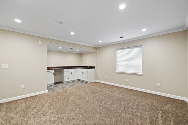 Building Photo - 5 Bed 3.5 Bath Home in Maple Hills Available Now!!