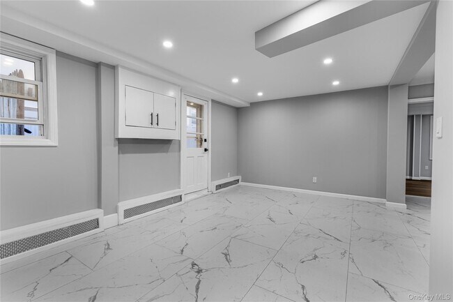 Building Photo - 840 E Broadway