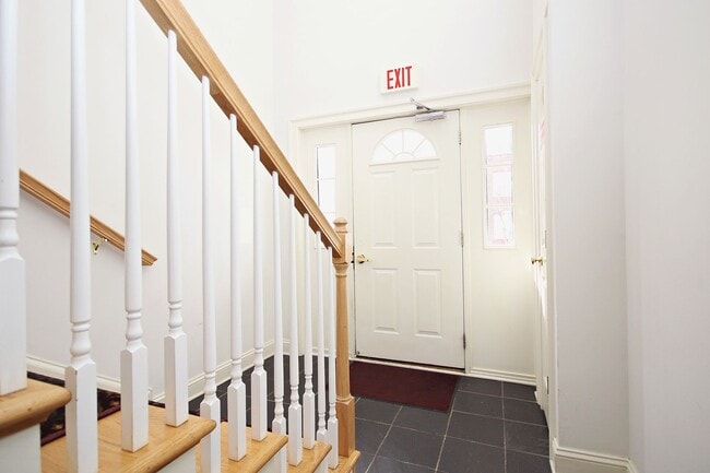 Building Photo - Sunlit Condo With Easy Access to Rt 29