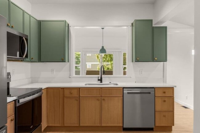 Building Photo - 3 bedroom in Seattle WA 98136