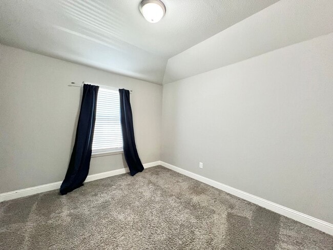 Building Photo - Modern Country Living Near I-35 – Stunning Duplex with Granite, Private Yard & Appliances Included!