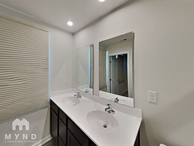 Building Photo - 725 Point Andrews Dr SW