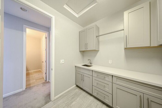 Building Photo - Beautiful 5bedrooms-2Baths Modern Style Home!