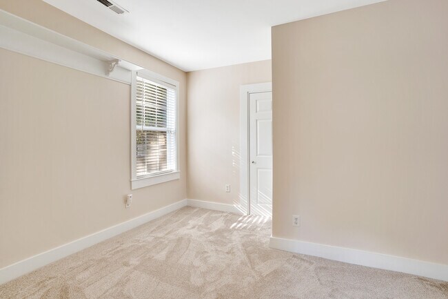 Building Photo - 1607 Knickerbocker Ave