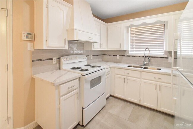 Building Photo - 28 N Champagne