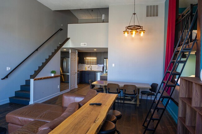 Building Photo - 204 N Walnut St