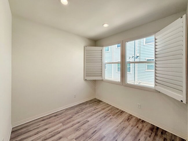 Building Photo - Bright & Inviting 2BR/2.5BA Townhome Near ...