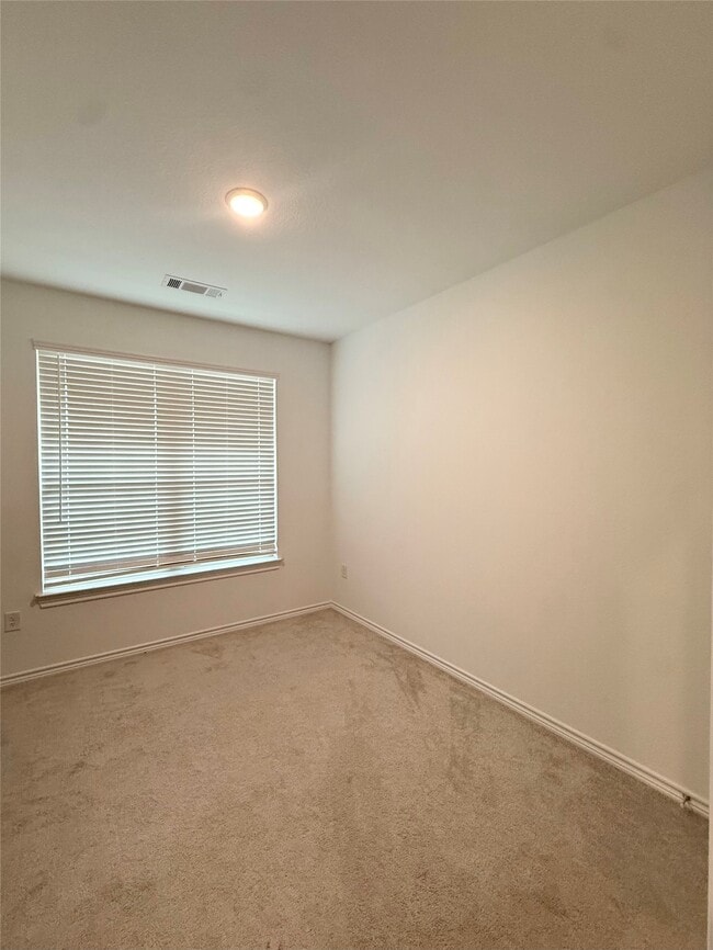 Building Photo - 15826 Dove Holw Dr