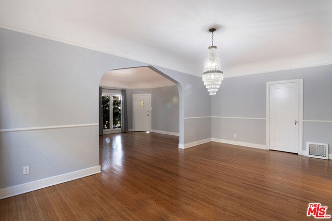 Building Photo - 126 N Sycamore Ave