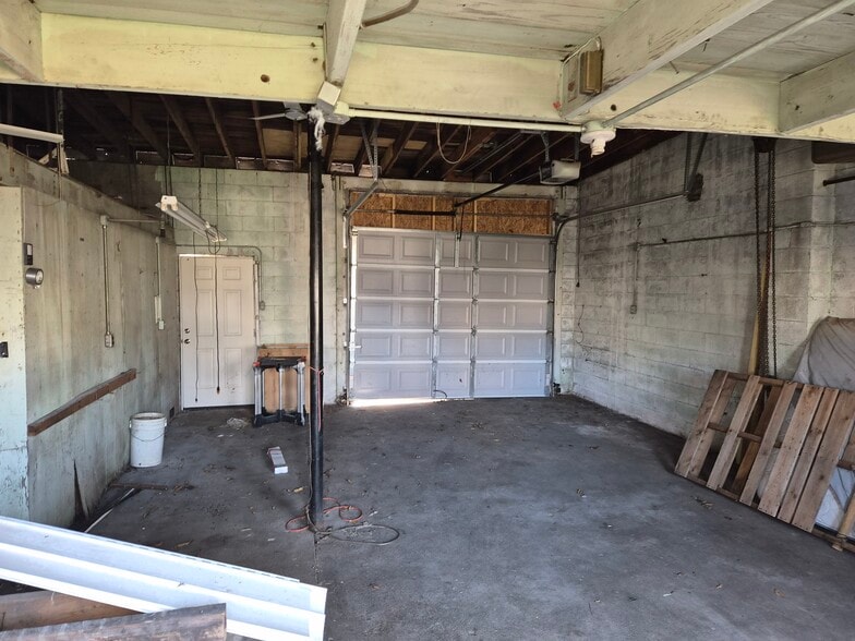 Huge Detached Garage - 1026 Ash St