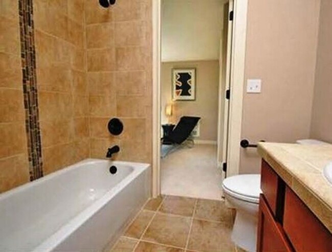 Building Photo - Beautiful townhouse 3 beds 2.5 baths.