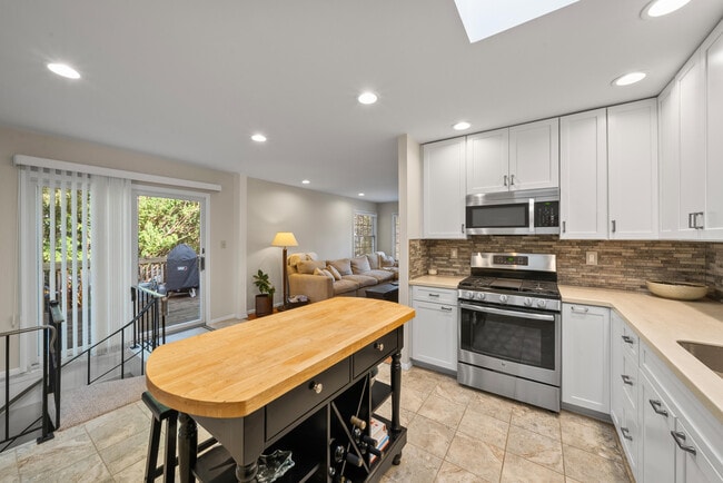 Building Photo - 438 Sylvan Dr