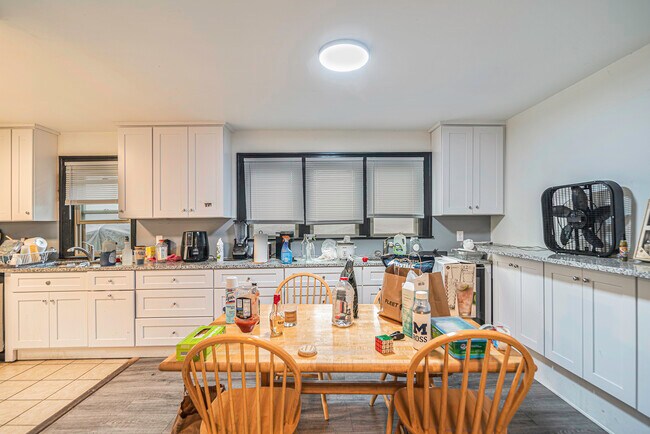 Building Photo - 335 Packard St