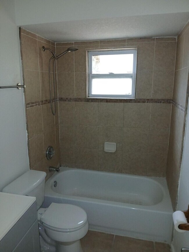 Building Photo - Remodeled, 4 Bedroom, 2 Bathroom close to schools, shopping and highways ...