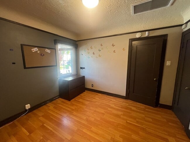 Building Photo - Charming 3 Bedroom 2 Bathroom, Long Beach Home for Lease!