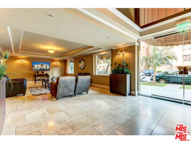 Building Photo - 620 S Gramercy Pl