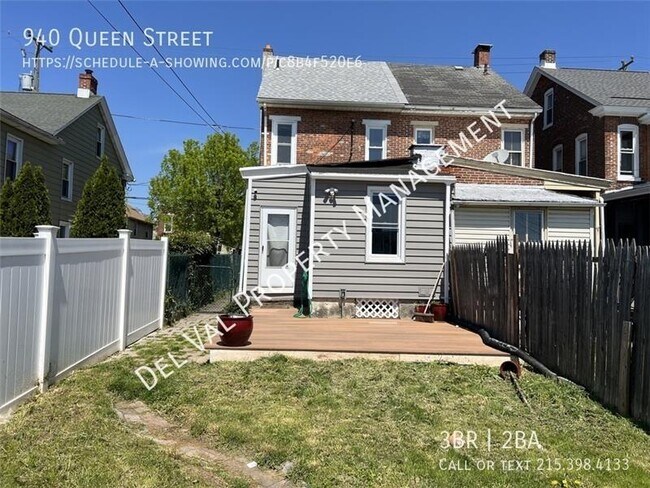 Building Photo - 940 Queen St