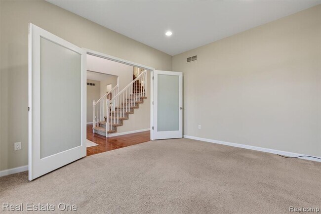 Building Photo - 699 Bay Pointe Dr