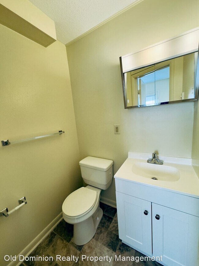 Building Photo - 2 br, 1.5 bath House - 548 Roosevelt Street