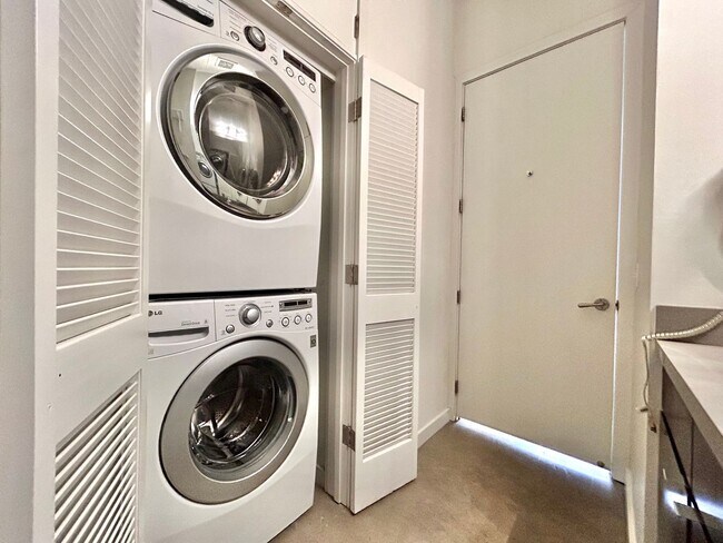 Building Photo - Charming Downtown High Rise Condo  1BD/1BA with Upgraded Features