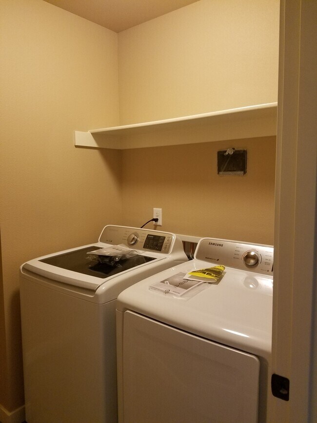 Building Photo - High end town home in perfect location