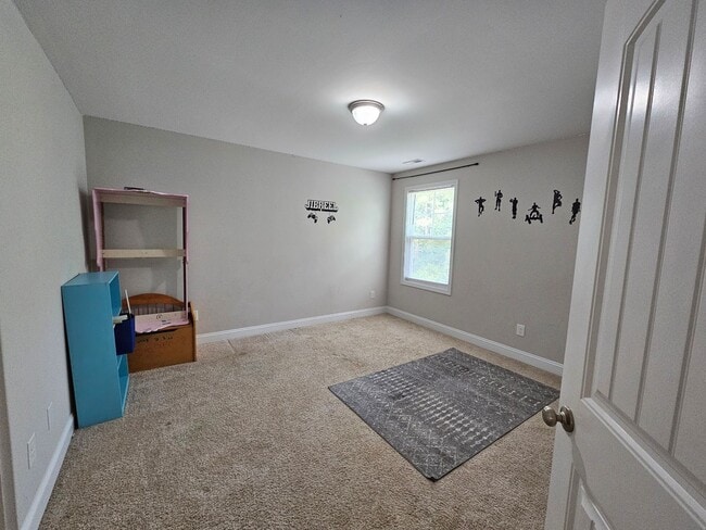 Building Photo - New Listing