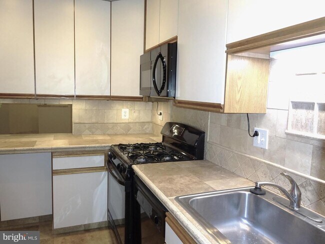 Building Photo - 5801 Cove Landing Rd