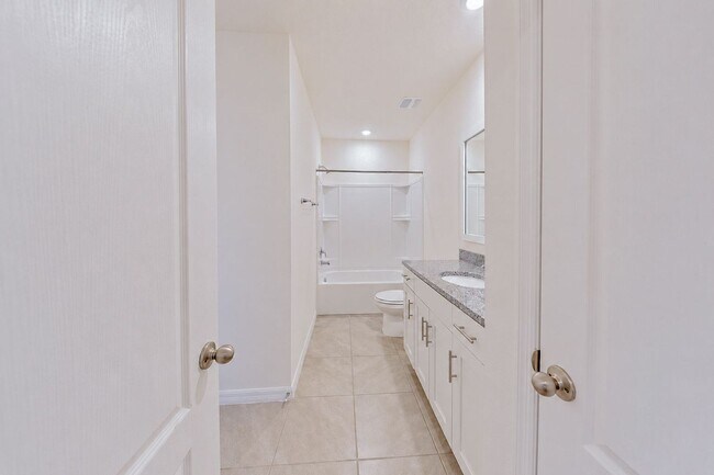 Building Photo - Like-New End-Unit 3 Bedroom Townhome