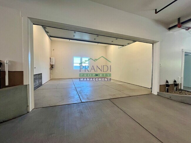 Building Photo - 10 E Crescent Dr