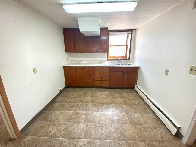 Building Photo - 4 Bed 2 Bath Home!