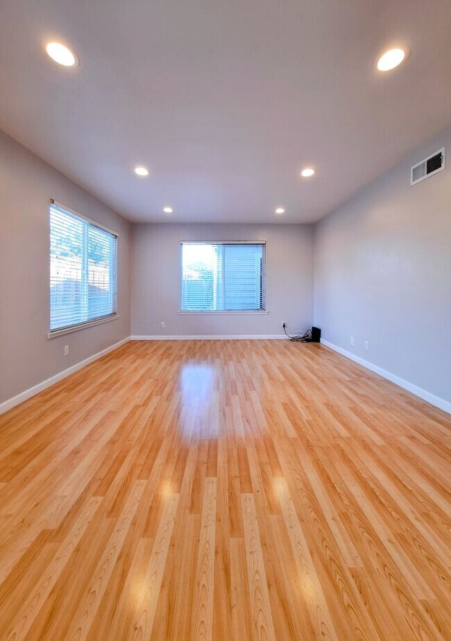 Building Photo - Beautiful 2bd Single Story House With Gate...