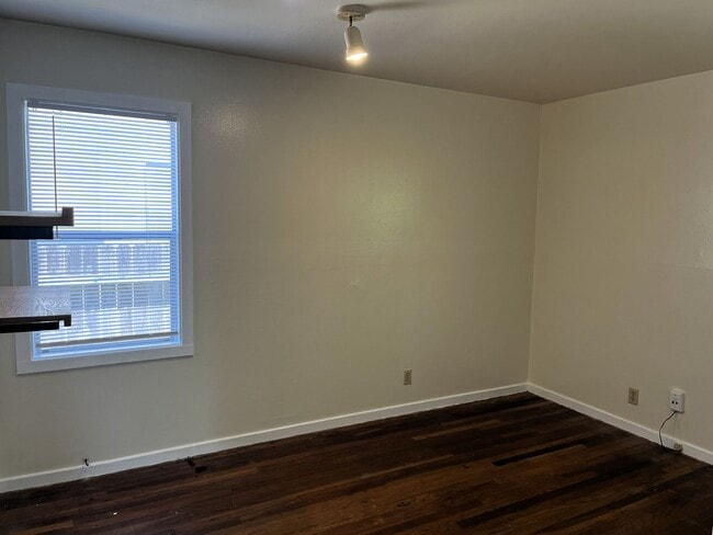 Building Photo - Pet-friendly home with hardwood floors and...