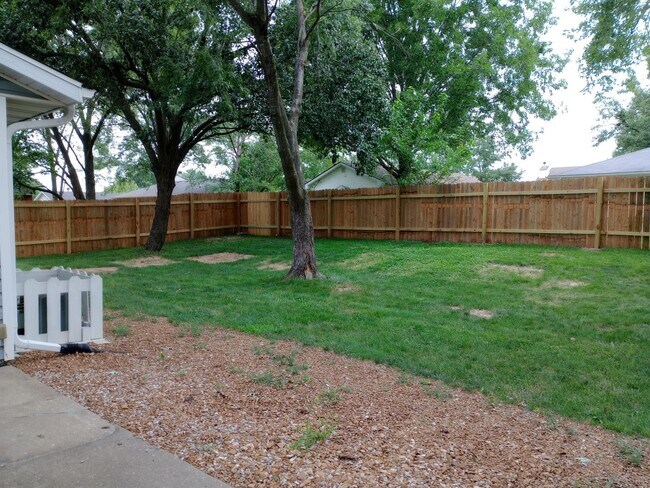 Building Photo - Charming 3 Bedroom, 2 Bath Single Family H...