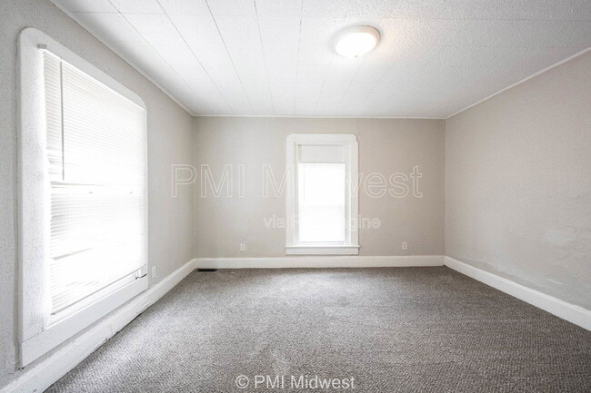 Building Photo - 240 N Beville Ave