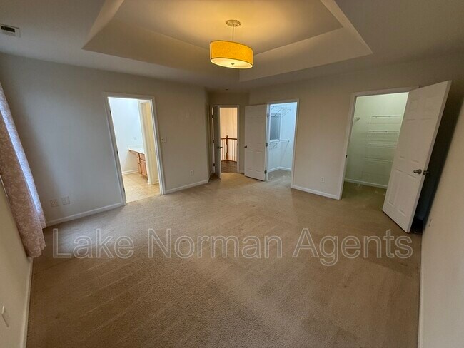 Building Photo - 15622 Troubadour Ln