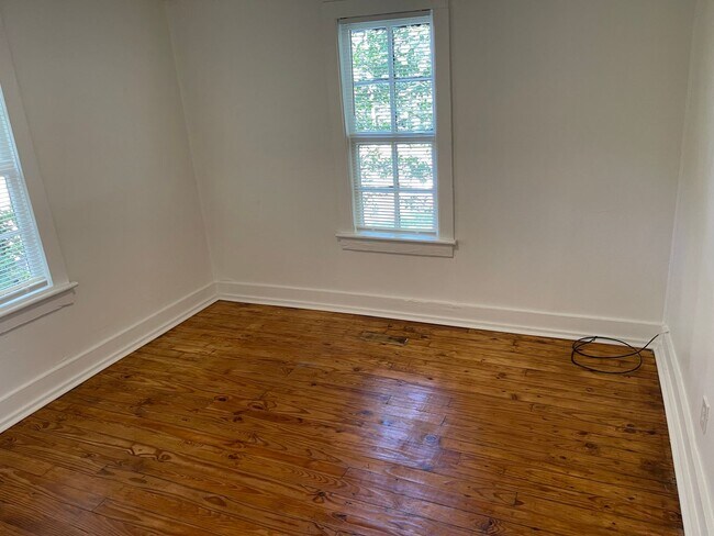 Building Photo - 3BR Cottage in Historic District